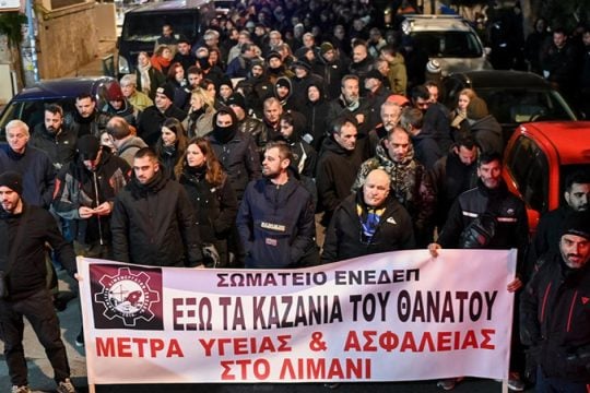 Κλείνουν τη λεωφόρο Δημοκρατίας και ζητούν οξυγόνο στο Πέραμα